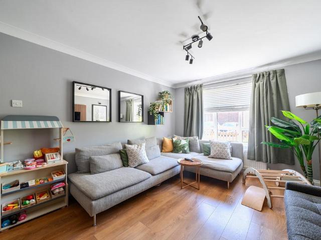 Flat for sale in Ashley Park, Surrey