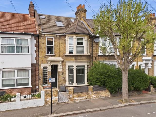 Flat for sale in London Borough of Waltham Forest, Greater London