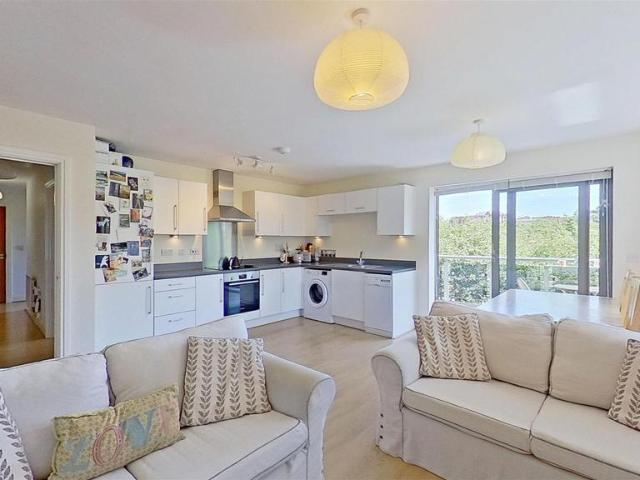 Flat for sale in London Borough of Wandsworth, Greater London