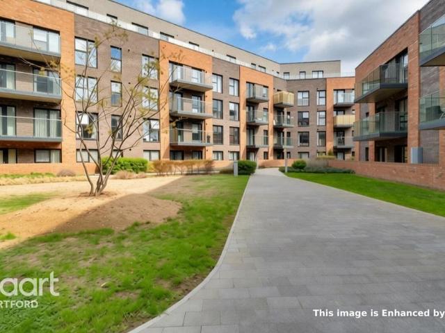 Flat for sale in Temple Hill, Dartford