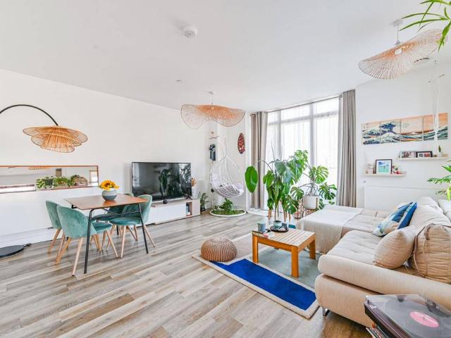 Flat for sale in East Greenwich, Greater London
