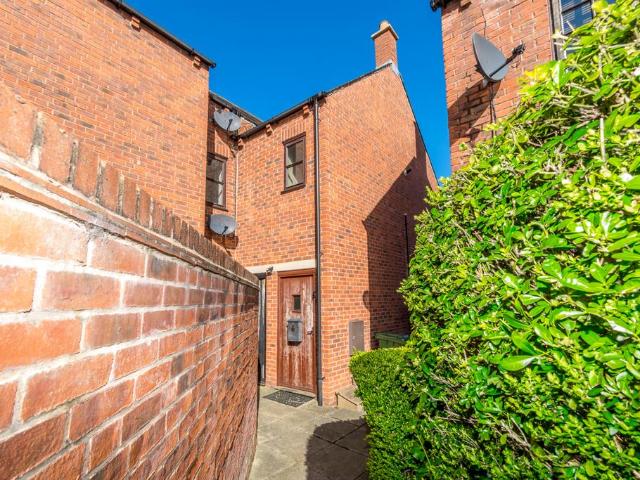 Flat for sale in Churwell, West Yorkshire