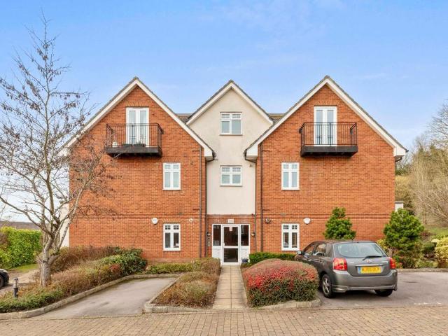 Flat for sale in Chepping Wycombe, Loudwater
