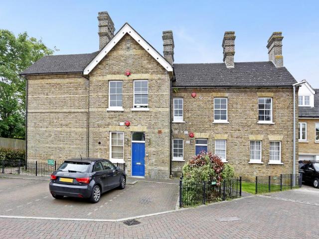 Flat for sale in Moneyhill, Batchworth