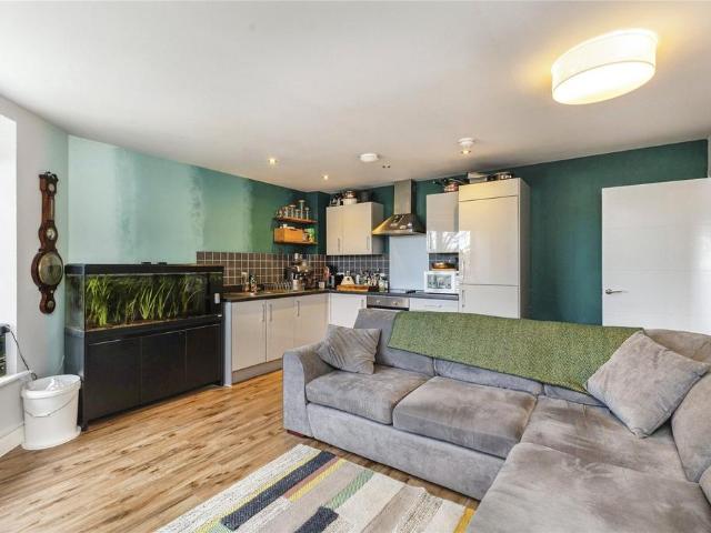 Flat for sale in Kingswood