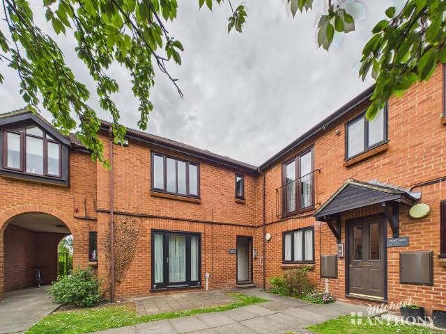 Flat for sale in Stoke Mandeville, Isle Of Man
