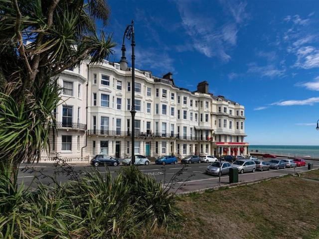 Flat for sale in Bohemia, Guestling Green