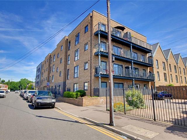 Flat for sale in Broxbourne, Hertfordshire