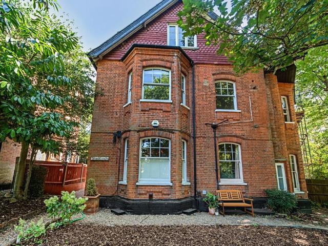 Flat for sale in Chislehurst, Greater London