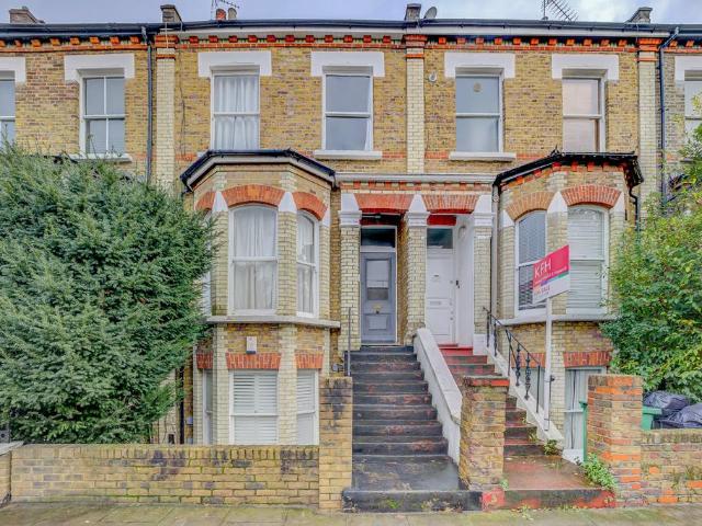Flat for sale in Kilburn, Greater London