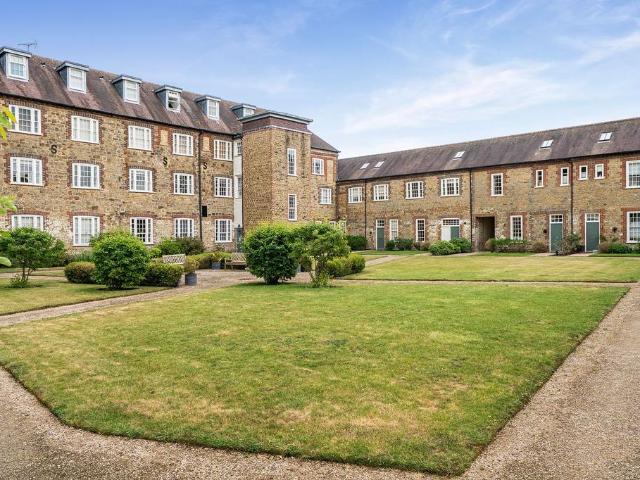 Flat for sale in Littlecote, West Sussex