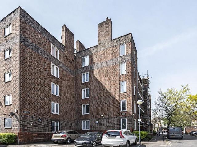 Flat for sale in South Hackney, Greater London