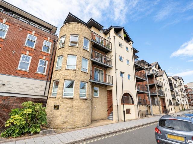 Flat for sale in Eastern Docks, Southampton
