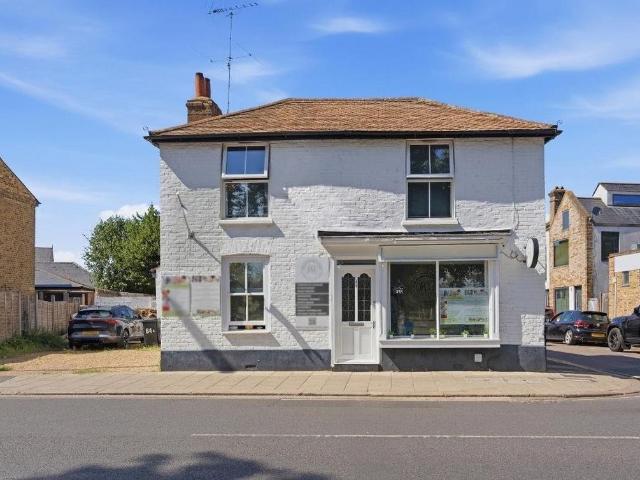 Flat for sale in London Borough of Richmond upon Thames, Greater London