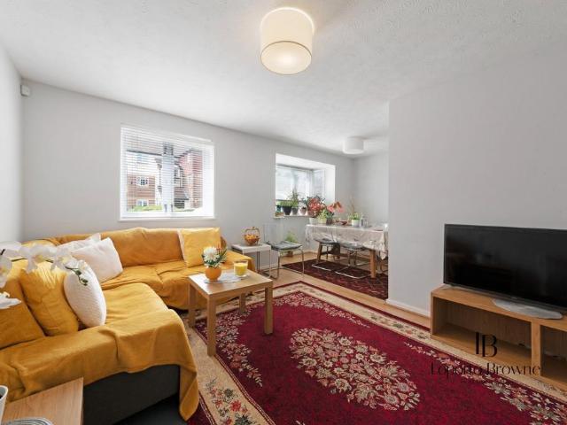 Flat for sale in Dollis Hill, Greater London