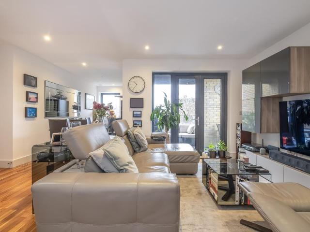 Flat for sale in Putney, Greater London