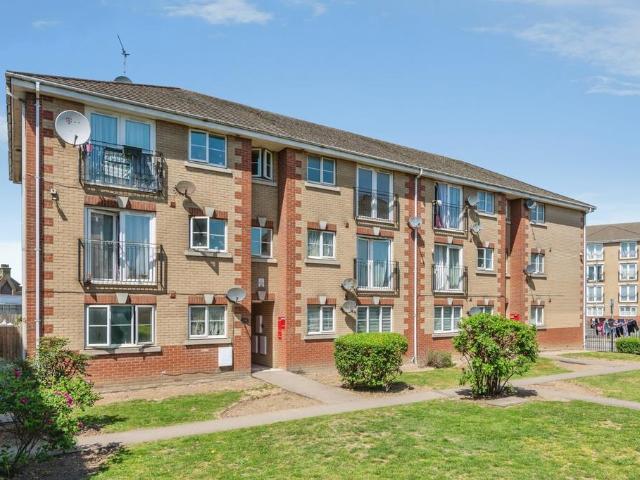 Flat for sale in Tilbury, Essex