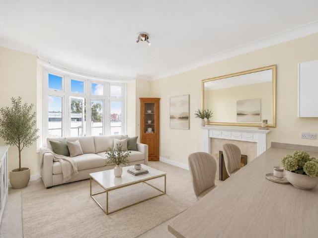 Flat for sale in Fulham, Greater London