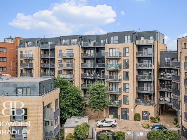 Flat for sale in Gants Hill, Greater London