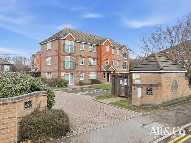 Flat for sale in Grays, Essex