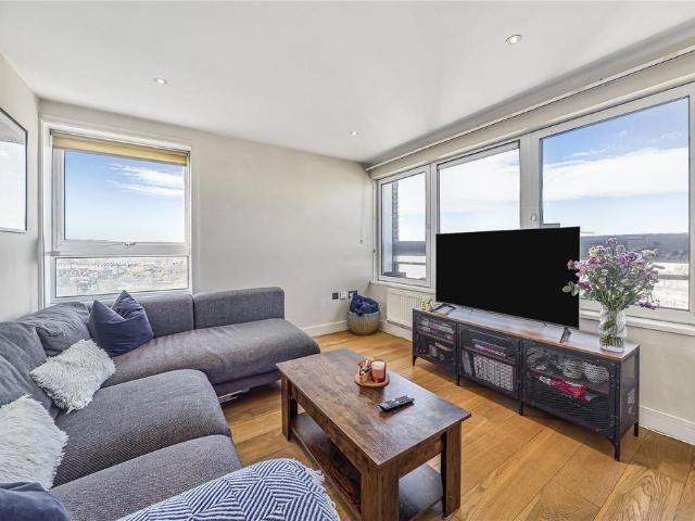 Flat for sale in Stockwell, Greater London