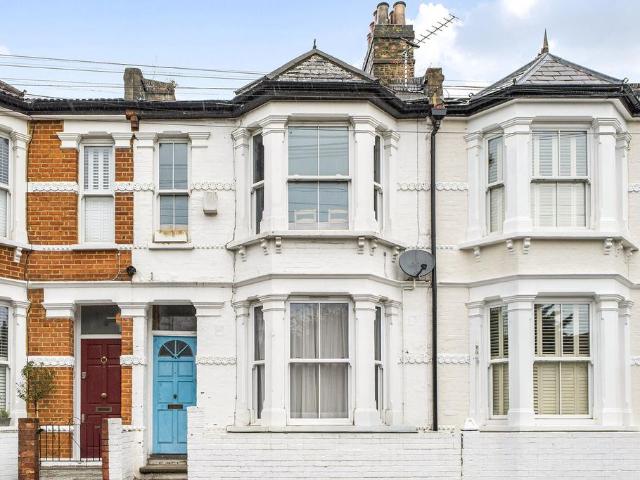 Flat for sale in Clapham Junction, Greater London