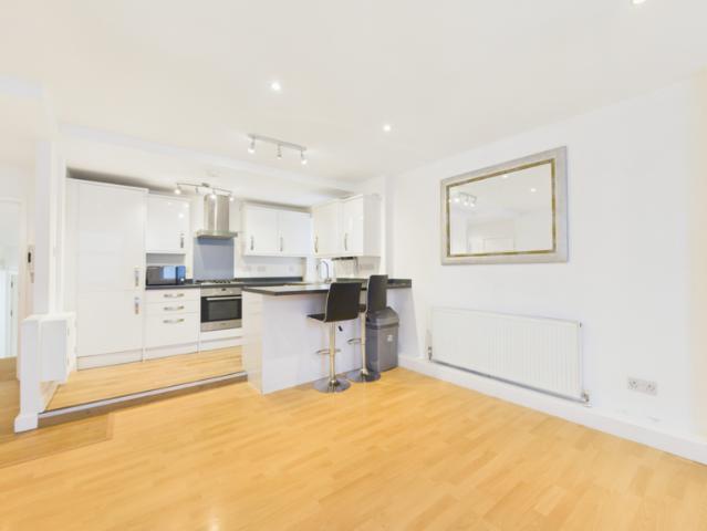 Flat for sale in Earlsfield, Greater London