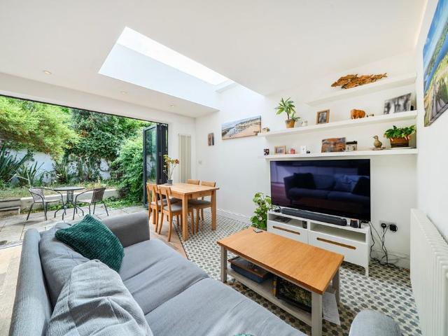Flat for sale in Balham, Greater London