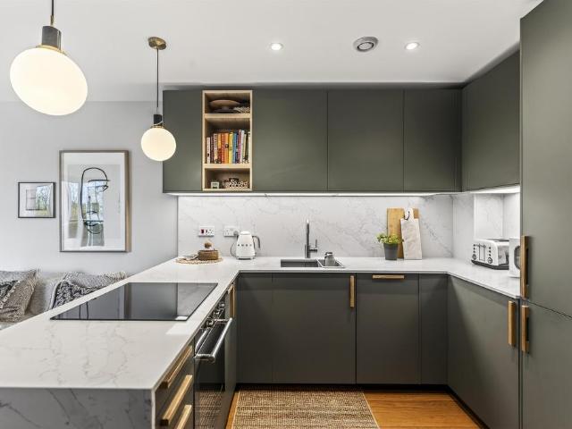 Flat for sale in Summerstown, Greater London