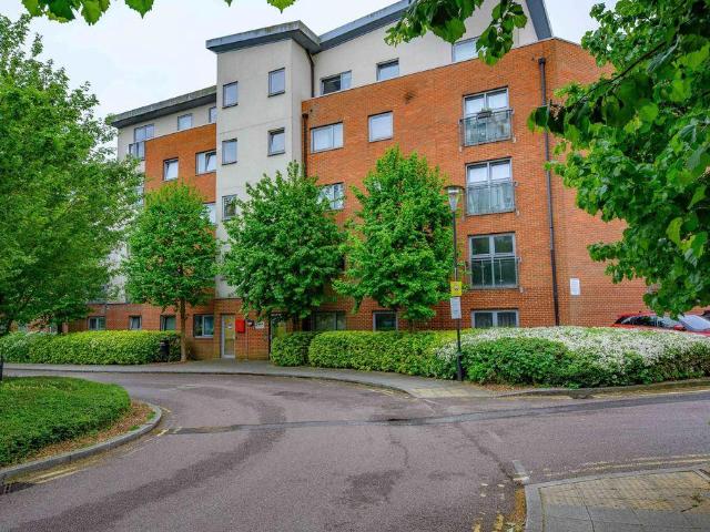 Flat for sale in St Albans, Five Acres