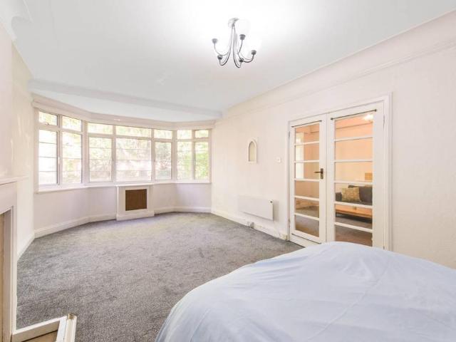Flat for sale in Belsize Park, Greater London