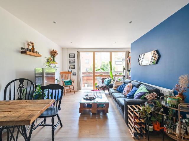 Flat for sale in Bromley-by-Bow, Poplar Grove