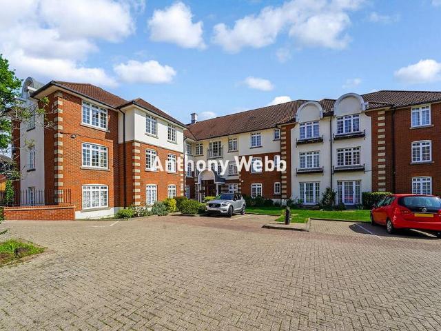 Flat for sale in Palmers Green, Greater London