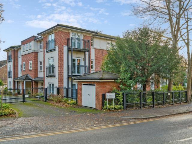Flat for sale in Northwood, Greater London