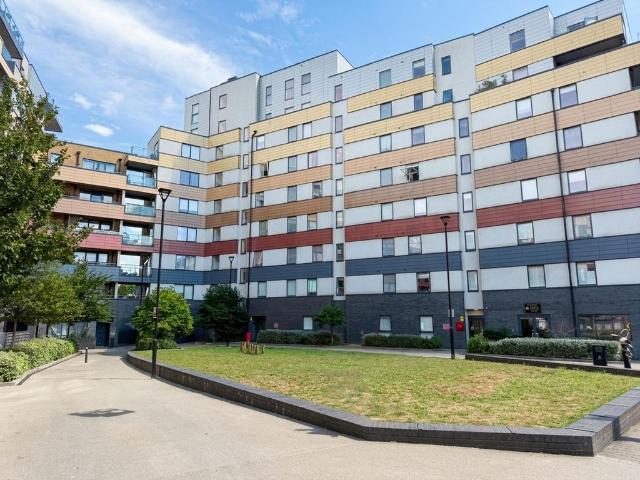 Flat for sale in New Southgate, Greater London
