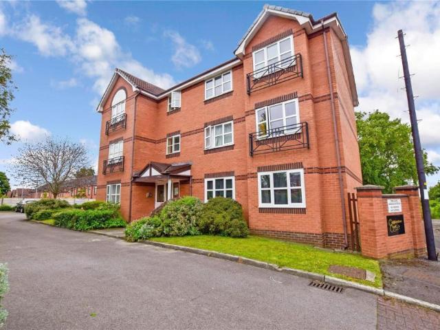 Flat for sale in Roe Green, Salford