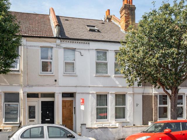 Flat for sale in Summerstown, Greater London