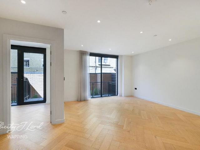 Flat for sale in St. George in the East, Wapping