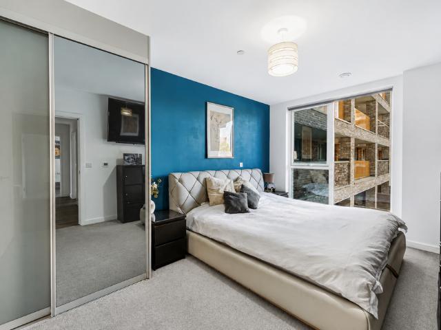 Flat for sale in London Borough of Ealing, Greater London