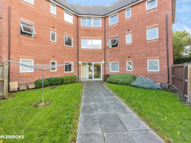 Flat for sale in Old Trafford, Trafford