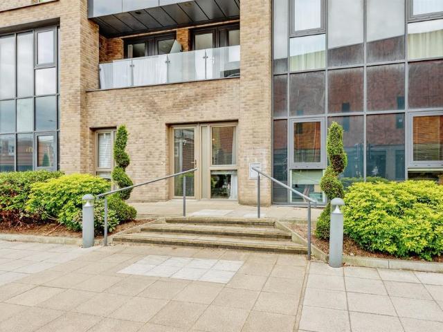 Flat for sale in Red Hill, Surrey