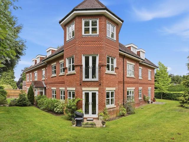 Flat for sale in Red Hill, Surrey