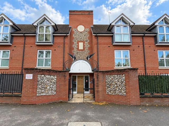 Flat for sale in Leatherhead, Mole Valley