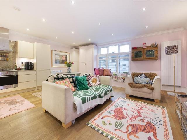Flat for sale in Holloway, Greater London