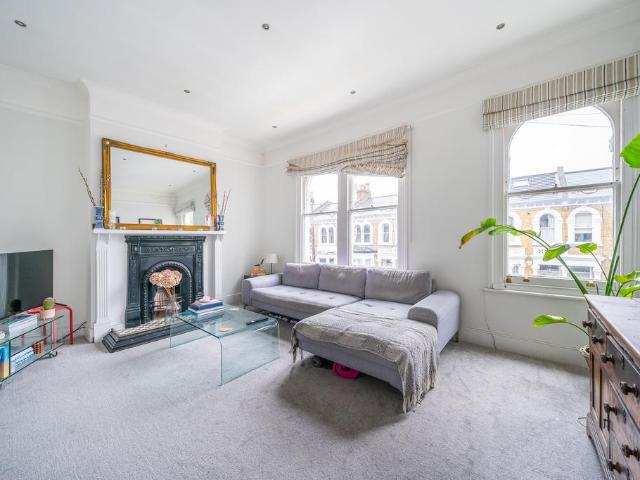 Flat for sale in Stockwell, Greater London