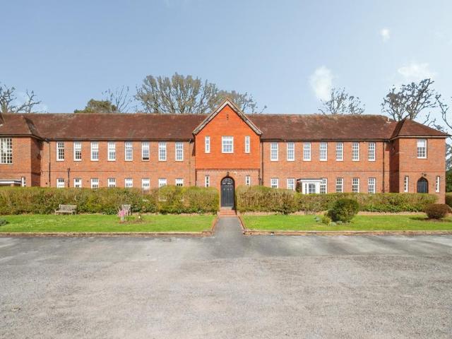 Flat for sale in Fole, Surrey