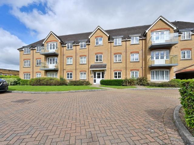 Flat for sale in North Watford, Hertfordshire