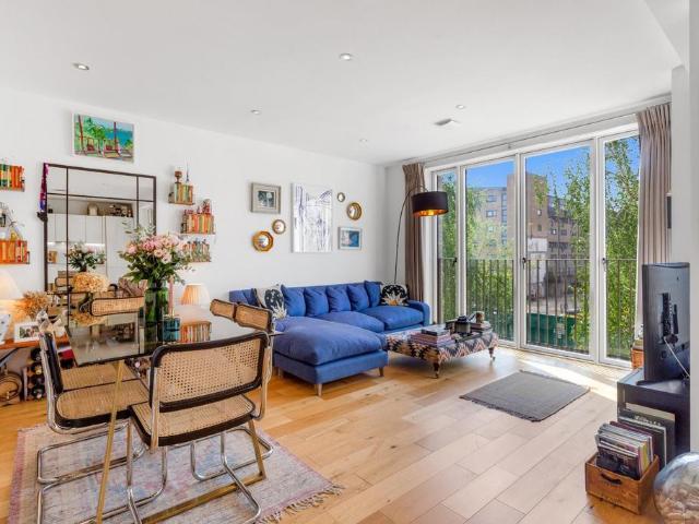 Flat for sale in Stoke Newington, Greater London