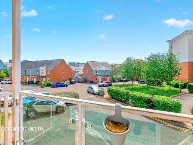 Flat for sale in Red Hill, Surrey