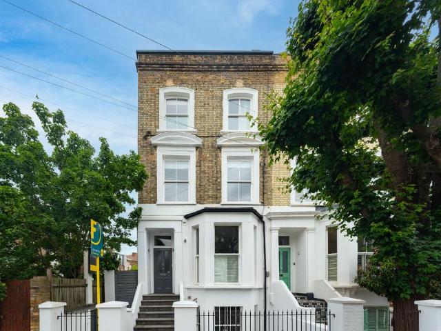 Flat for sale in Clapham Junction, Greater London